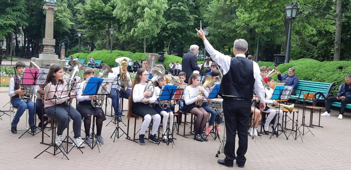 La mulți ani, Gimnaziul „Decebal”